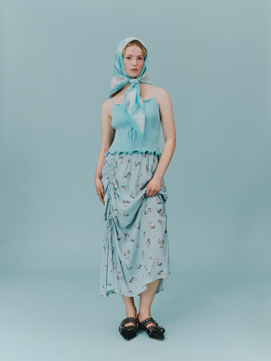 Camisole 25,300yen Skirt 16,500yen Scarf 6,600yen   Shoes 28,600yen