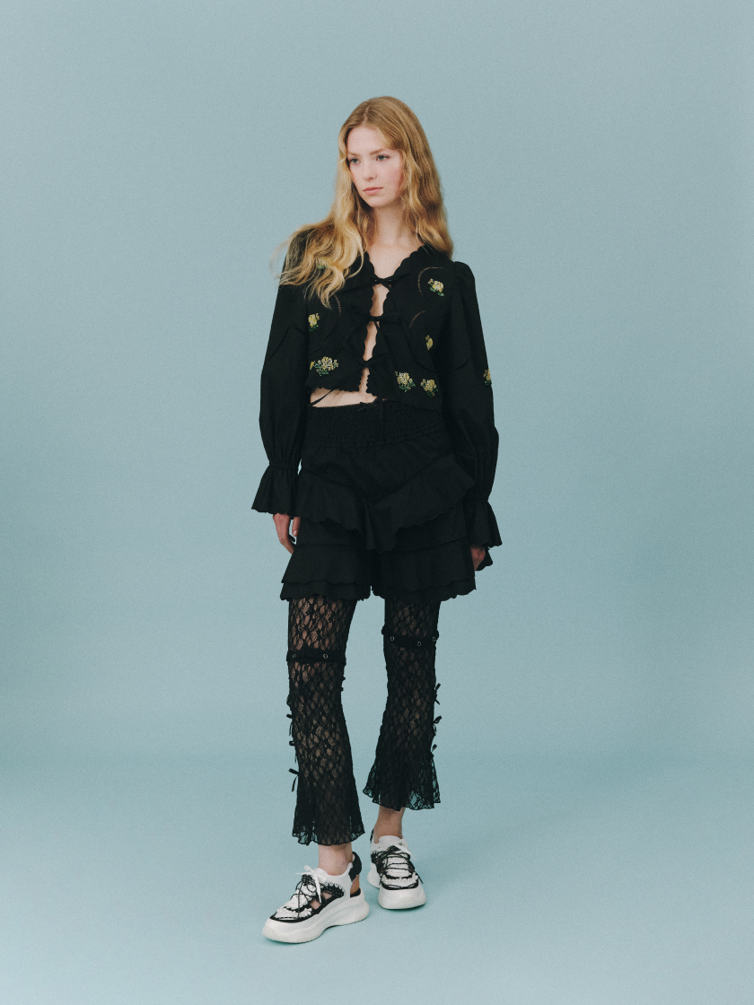 Blouse 19,800yen Pants 18,700yen   Pants 6,600yen Shoes 31,900yen