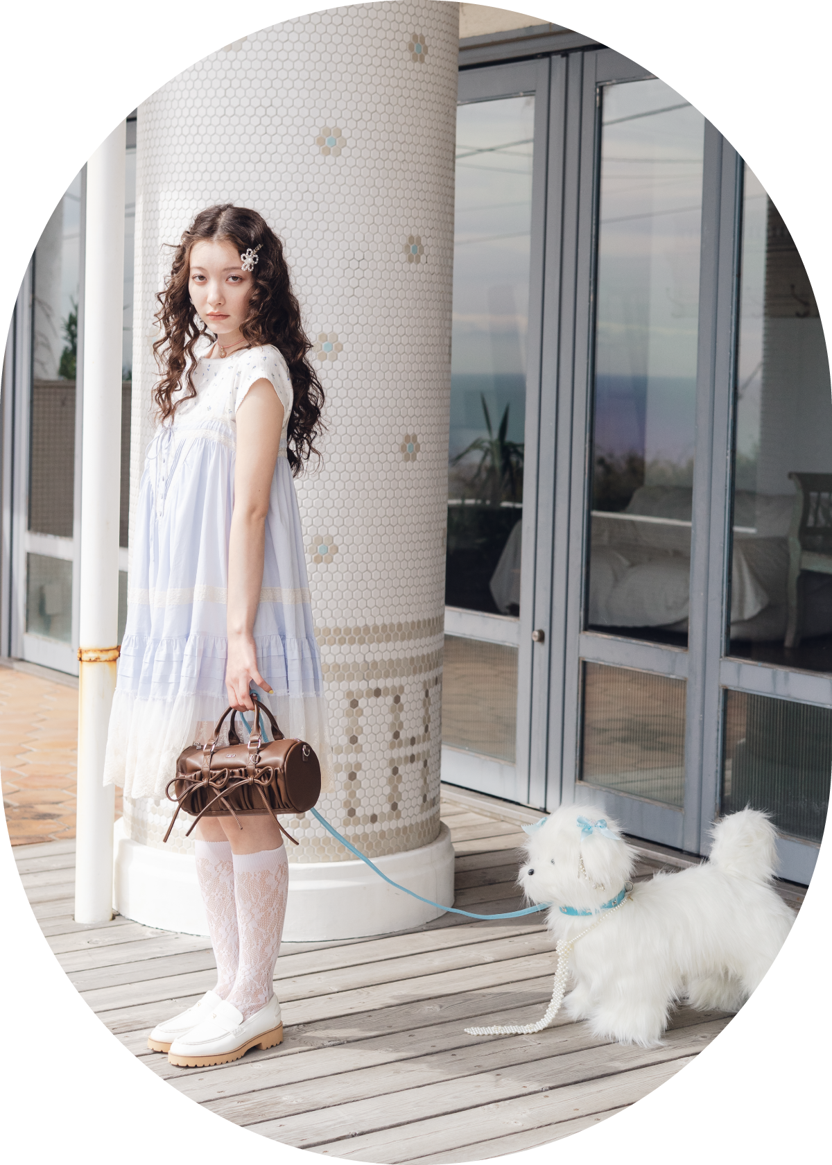 ライトブルーのレースデザインチュニックワンピース・白のTシャツ・ブラウンのバッグ・ネックレス・ヘアピンセット・オフホワイトのローファーを合わせたコーディネート