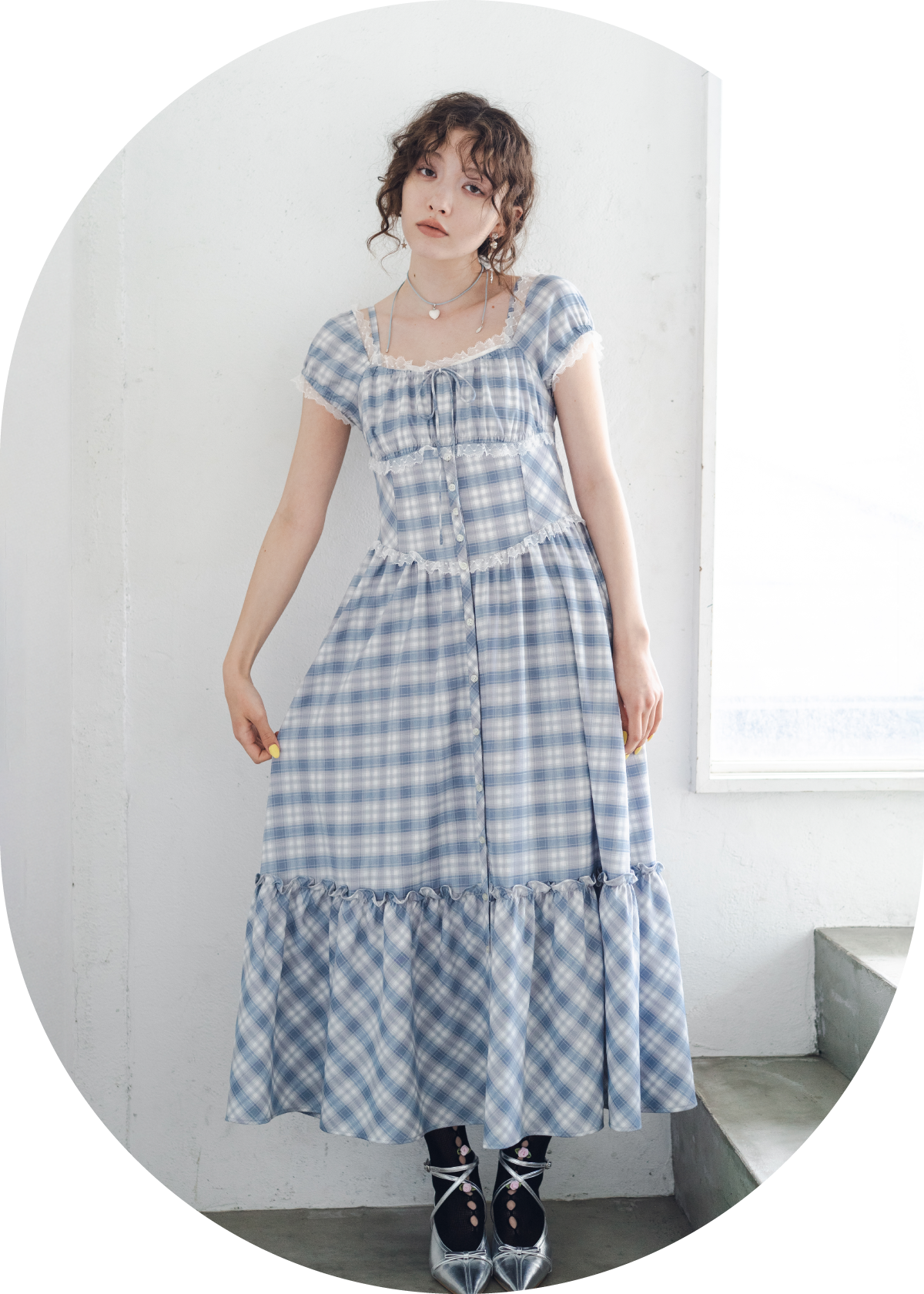 ライトブルーのレースロングワンピース・シルバーのイヤリング・ブルーのネックレスとリボンパンプスを合わせたコーディネート