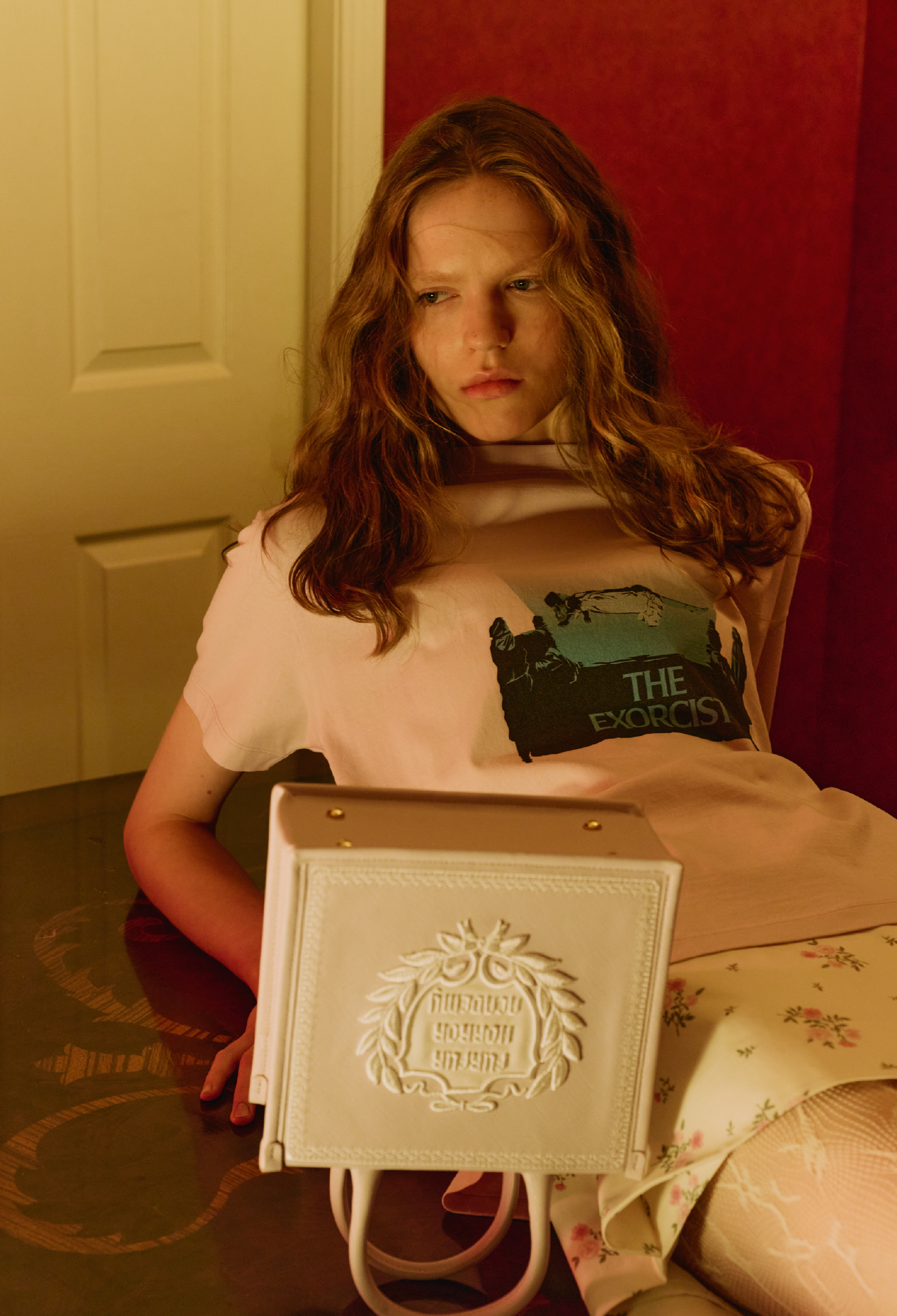 【THE EXORCIST】 グラフィックＴシャツ・フラワープリントスカショーパン・HORROR ACADEMY刺繍トートバッグ・レースタイツを着用した女性