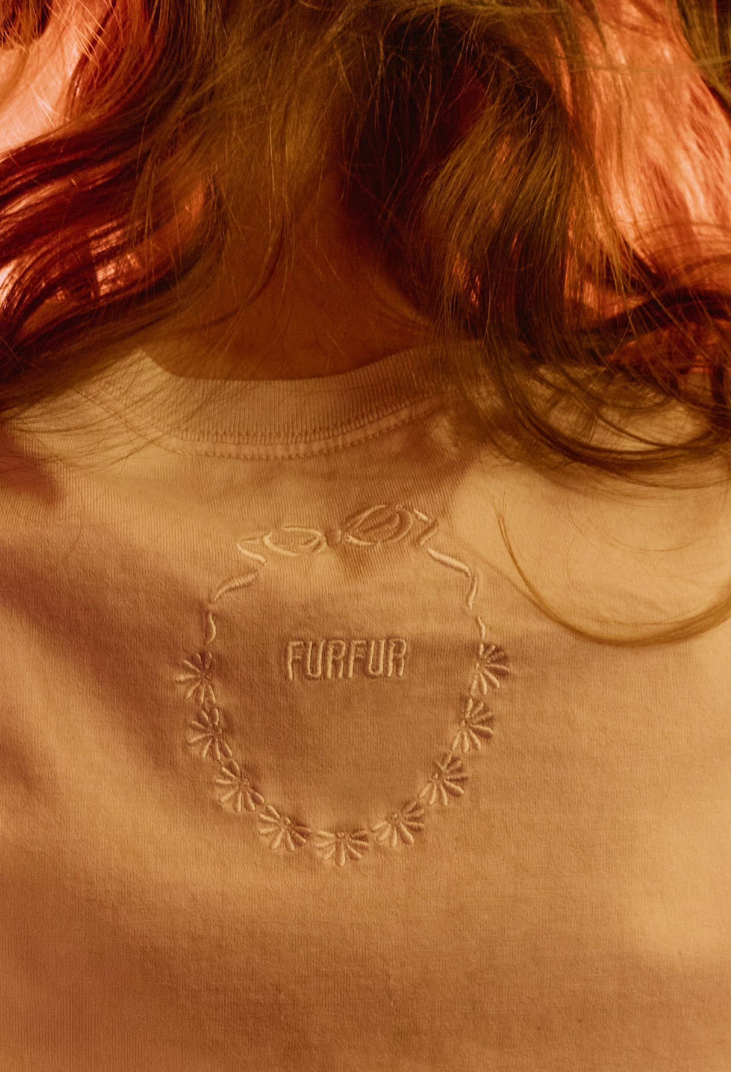 【THE EXORCIST】 グラフィックＴシャツ・フラワープリントスカショーパン・HORROR ACADEMY刺繍トートバッグ・レースタイツを着用した女性
