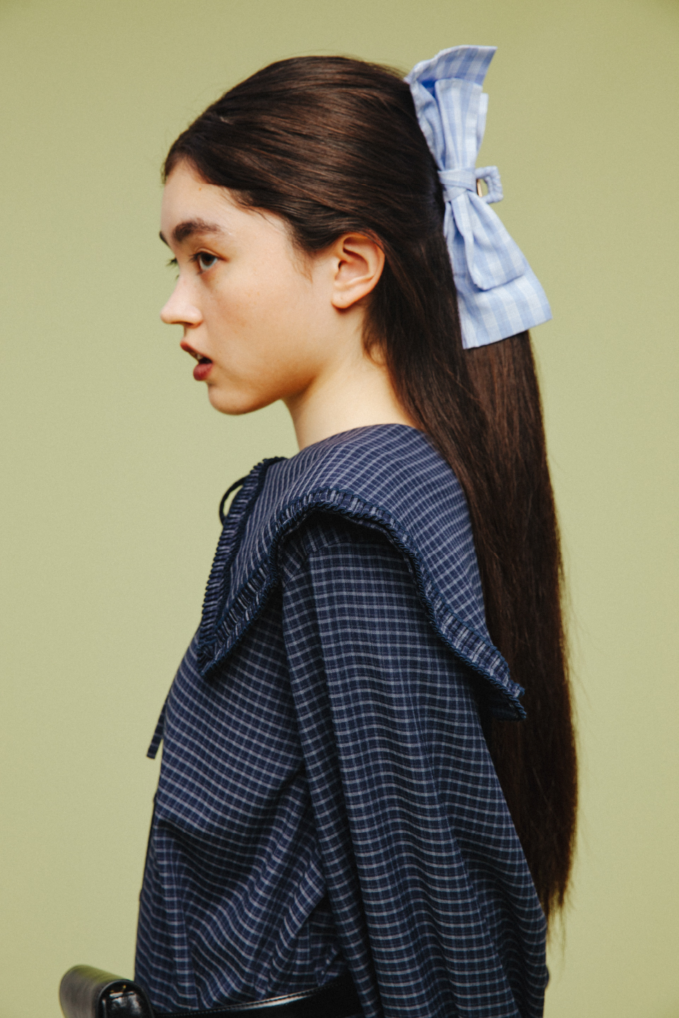 ヘアクリップを付けたネイビーブラウスの着用カット 2枚目